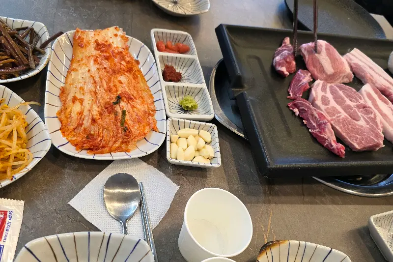 고기와 곁들여 먹는 반찬들