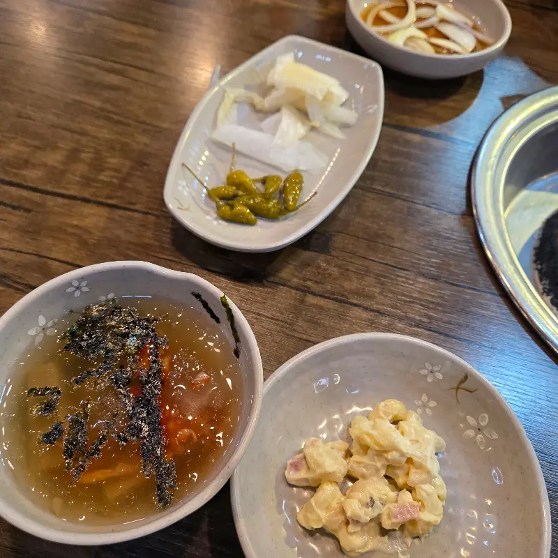 푸짐하게 차려진 밑반찬