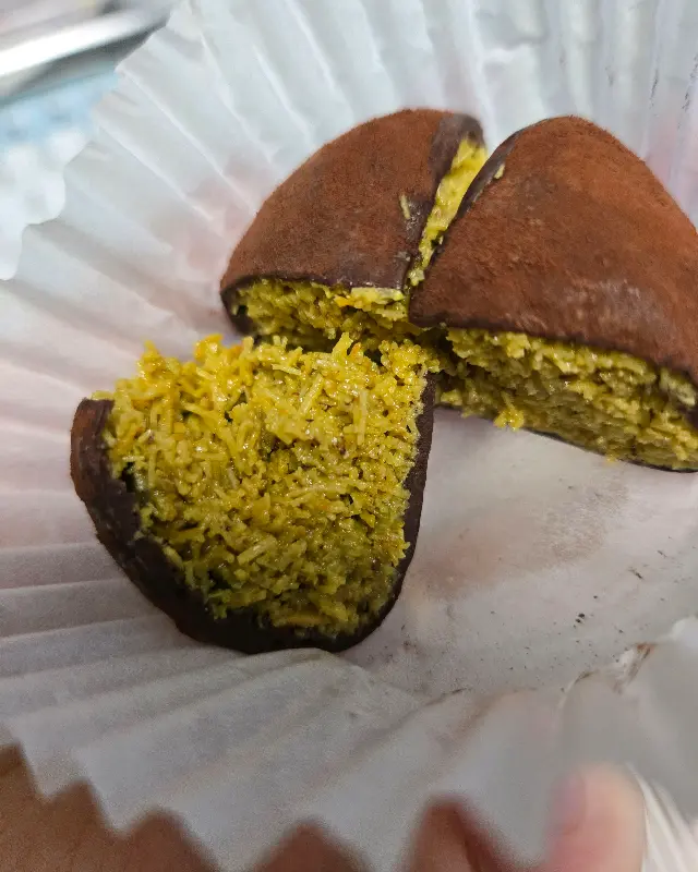 반으로 갈라진 두쫀쿠