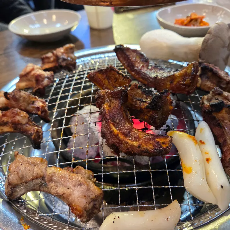 숯불 위에서 맛있게 익어가는 쪽갈비