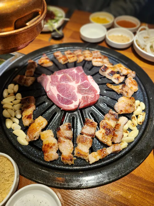 불판 위 삼겹살과 목살