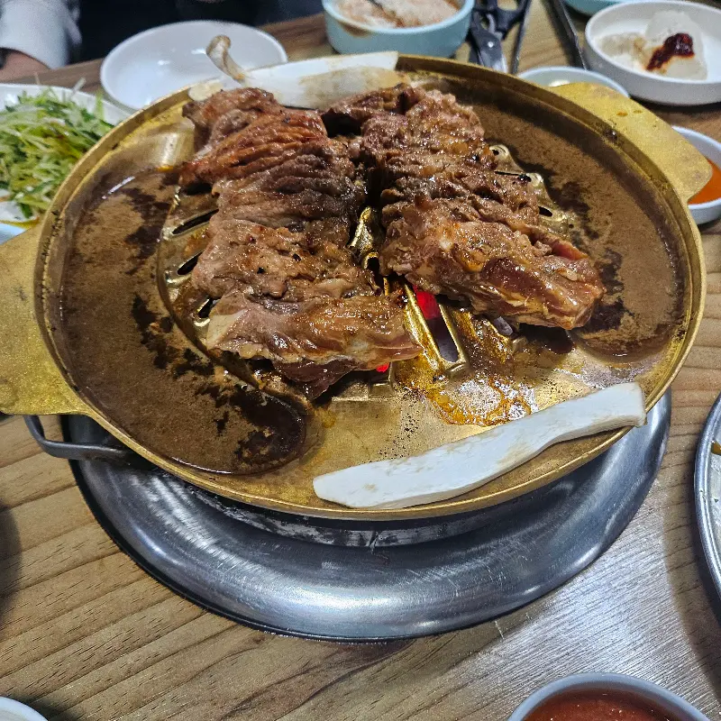 노릇노릇 구워진 갈비