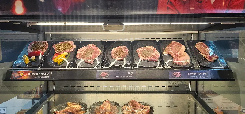 다양한 종류의 고기가 진열된 냉장 쇼케이스