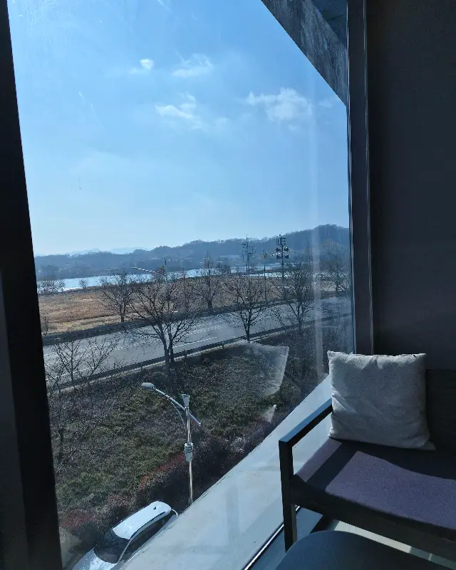 카페에서 바라본 낙동강 풍경. 푸른 하늘과 강물이 조화롭게 어우러져 아름다운 경치를 자랑한다.