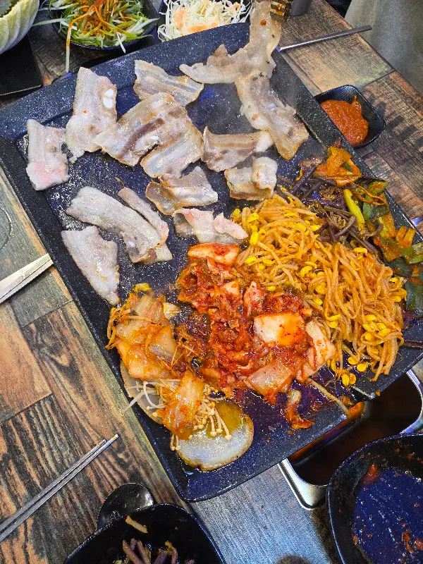 불판 위의 김치, 콩나물, 고기