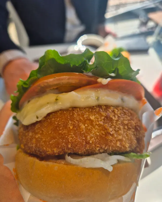 두툼한 관자 패티가 인상적인 관자 스테이크 버거