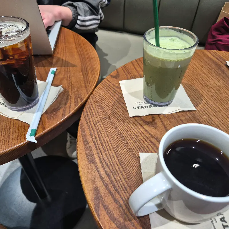 스타벅스 매장 테이블에 놓인 음료들