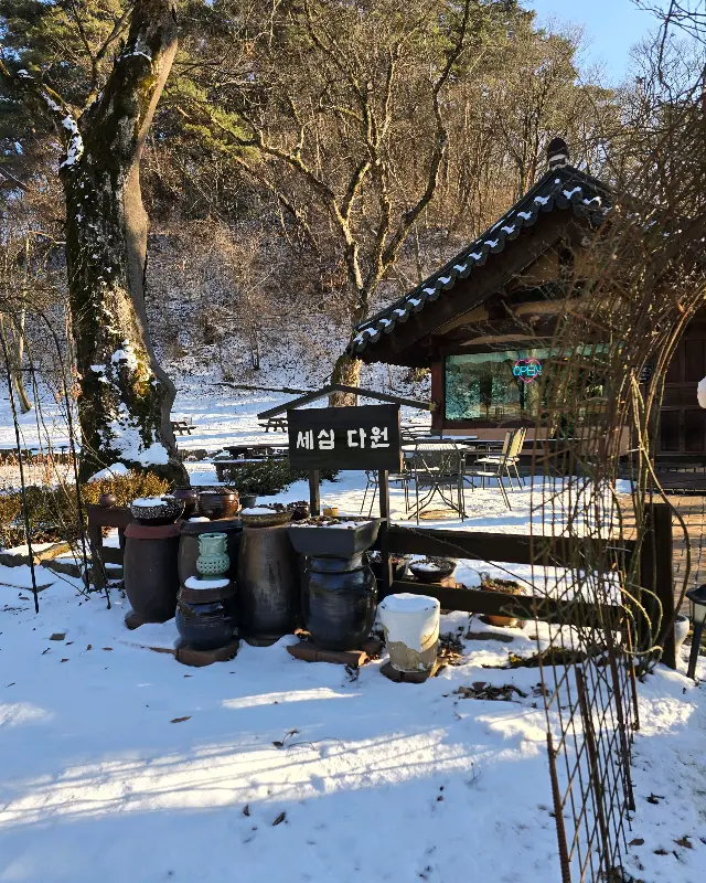 눈 덮인 겨울, 고즈넉한 분위기의 세심다원 외부 전경