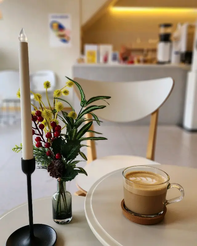 테이블 위에 놓인 따뜻한 카페라떼