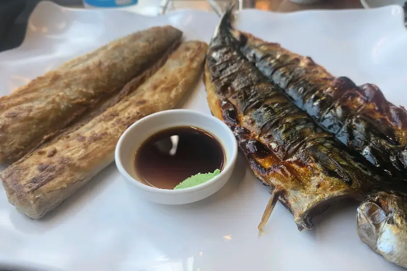 노릇하게 구워진 갈치구이와 고등어구이