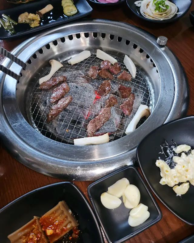 숯불 위에서 익어가는 갈비살