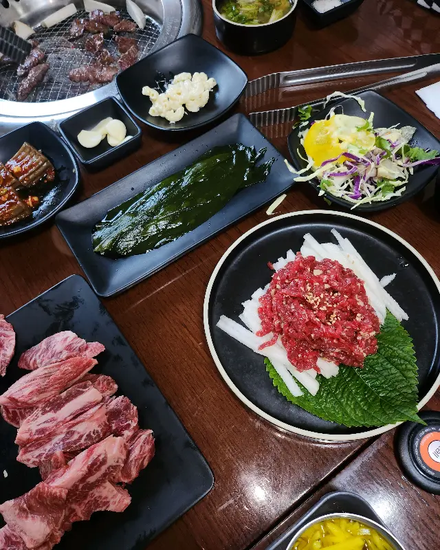 다채로운 밑반찬과 함께 즐기는 한우