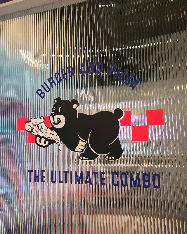 다운타우너 부산롯데광복점의 곰돌이 캐릭터 유리창