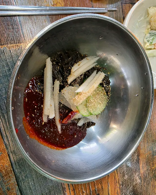 매콤한 비빔냉면
