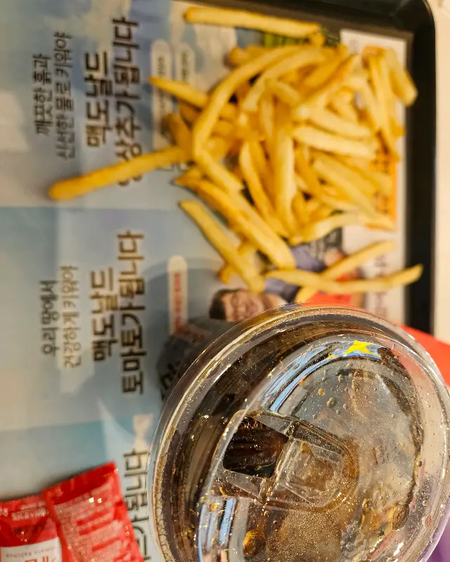 갓 튀겨진 감자튀김과 콜라