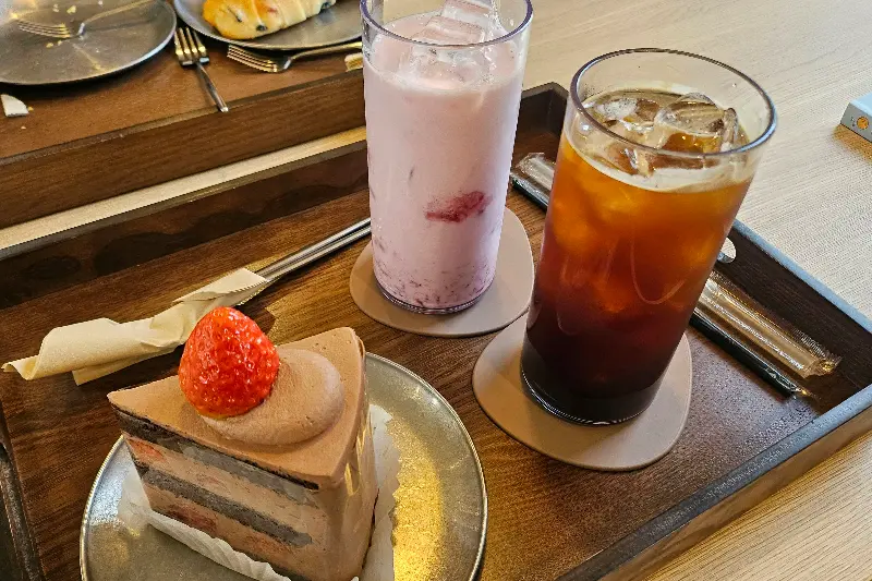 딸기 케이크와 음료