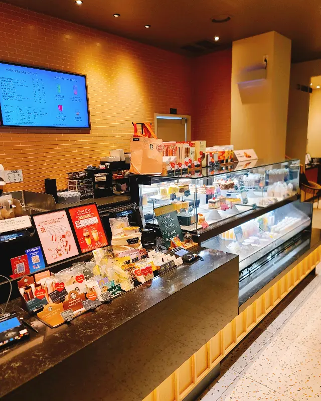 카운터와 쇼케이스 모습