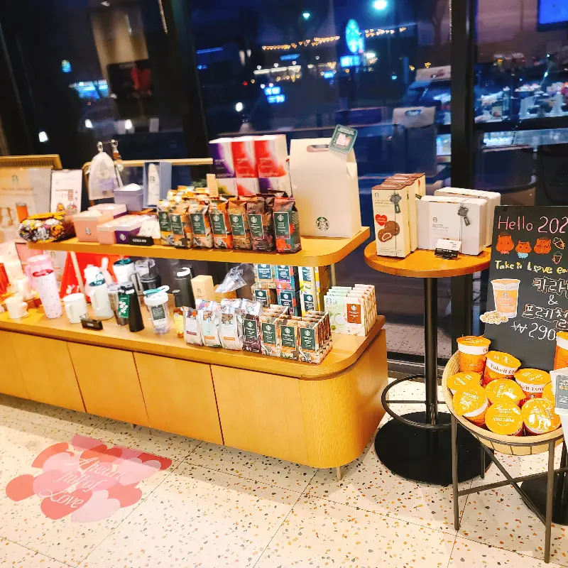 다양한 MD 상품이 진열된 모습