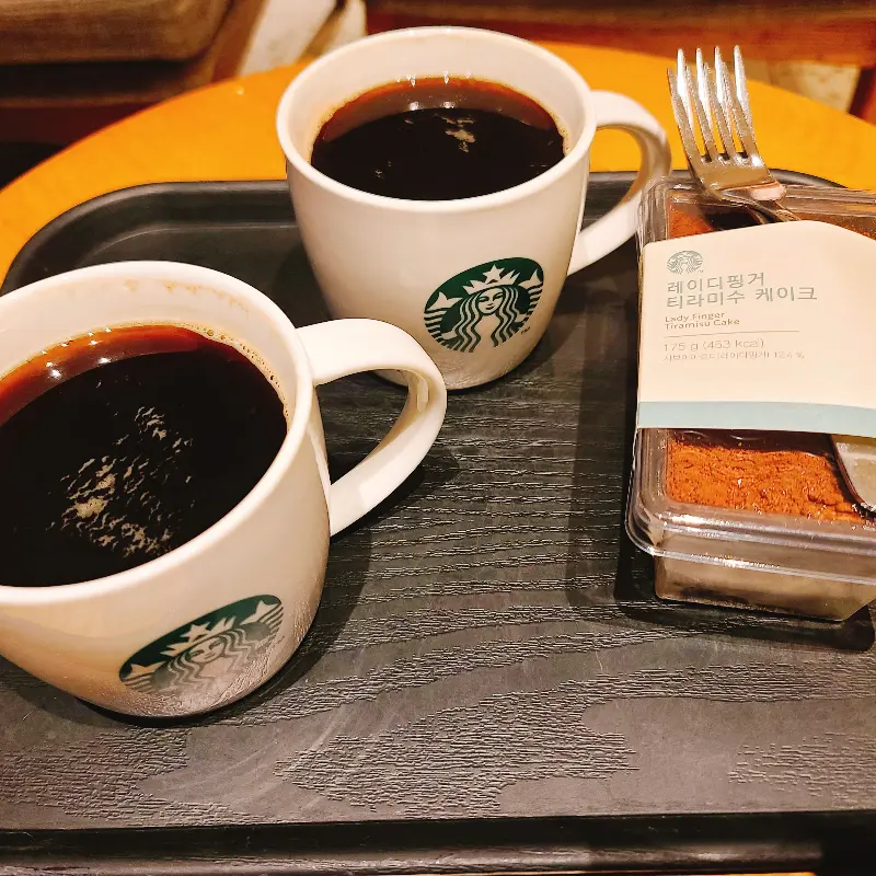 아메리카노와 티라미수 케이크