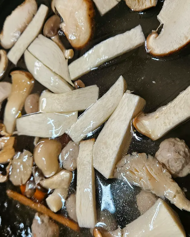 신선한 버섯이 듬뿍 들어간 육수