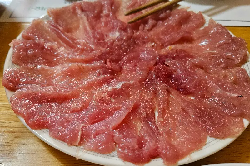 얇게 썰어낸 꿩고기