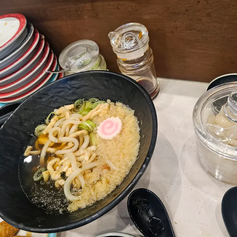 따뜻한 국물과 쫄깃한 면발이 조화로운 우동