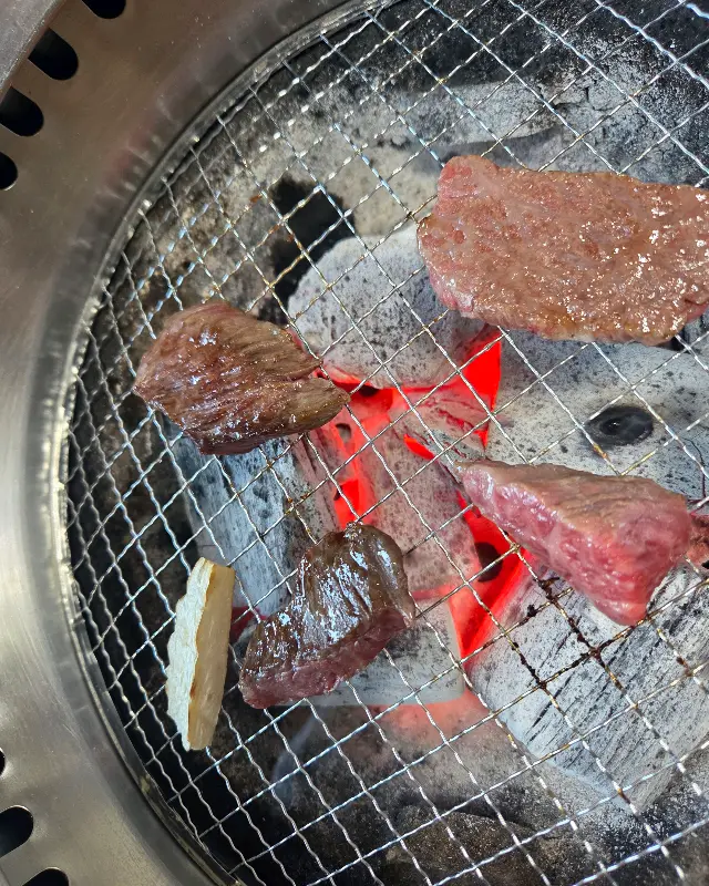 숯불 위에서 익어가는 한우의 향연