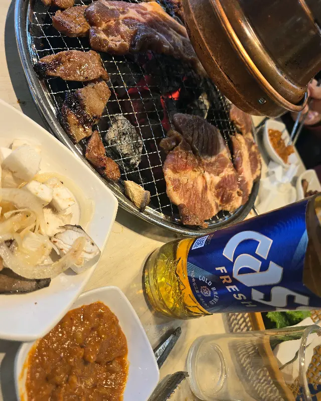 숯불에 구워진 갈비와 맥주