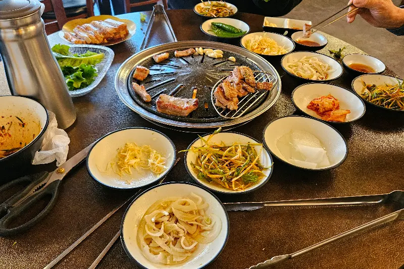 푸짐하게 차려진 한 상 차림