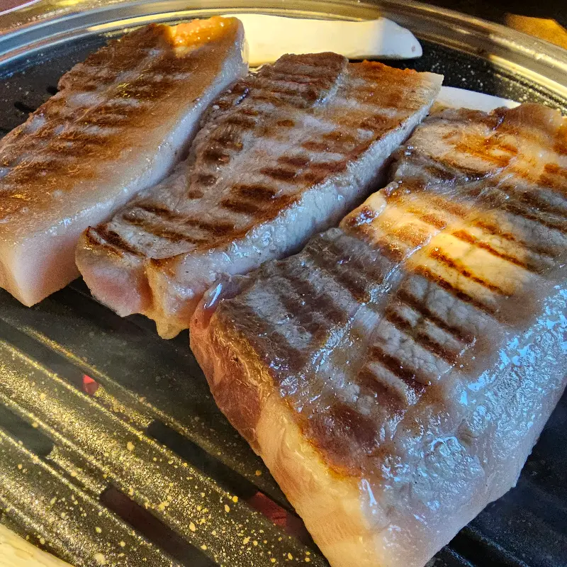 운수돈 고기 굽는 모습