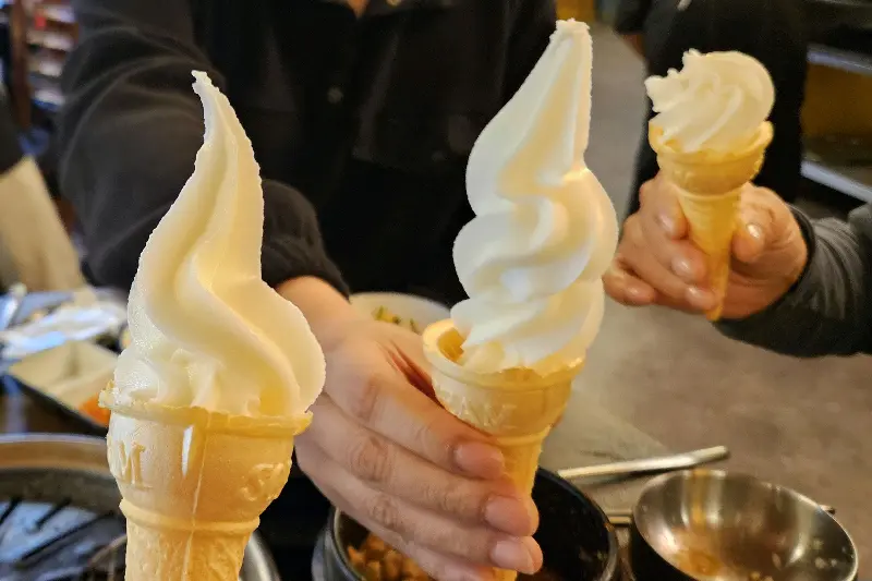 후식 아이스크림을 들고 있는 사람들