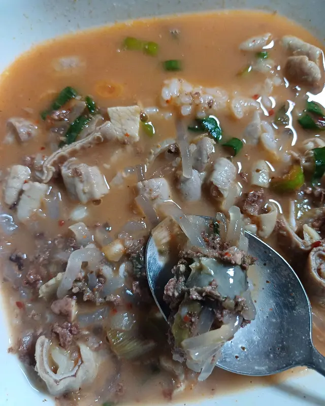 숟가락 위에 올려진 순대