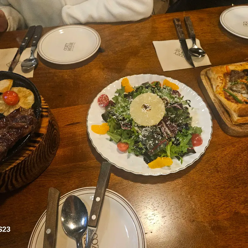 깔끔하게 정돈된 테이블 세팅