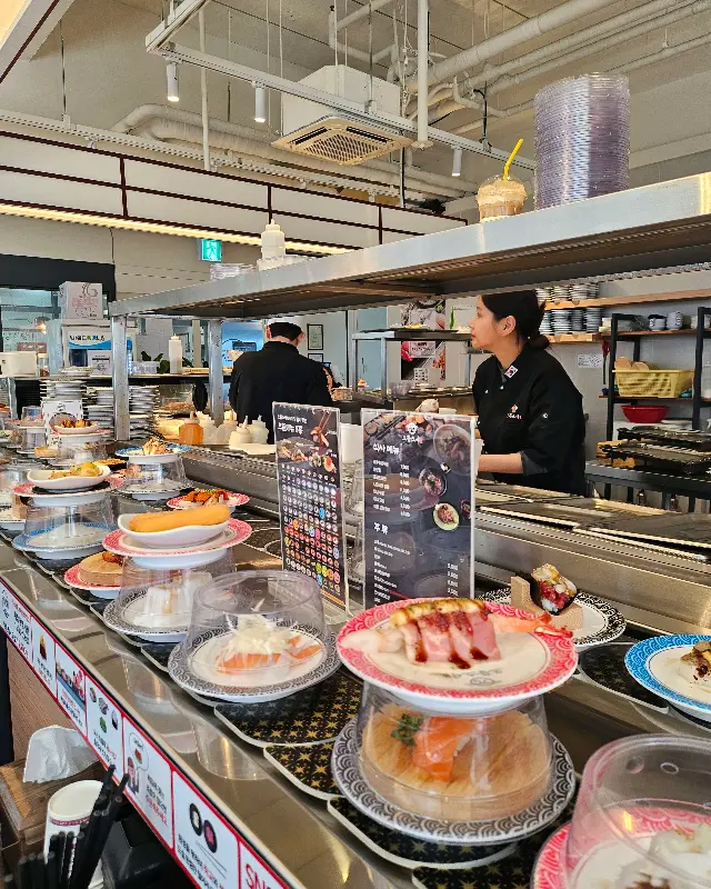 윤기가 흐르는 연어 초밥