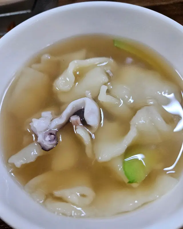 낙지와 수제비가 어우러진 따뜻한 국물