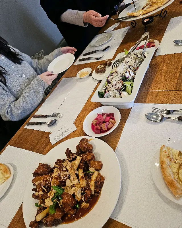 테이블 가득 차려진 음식