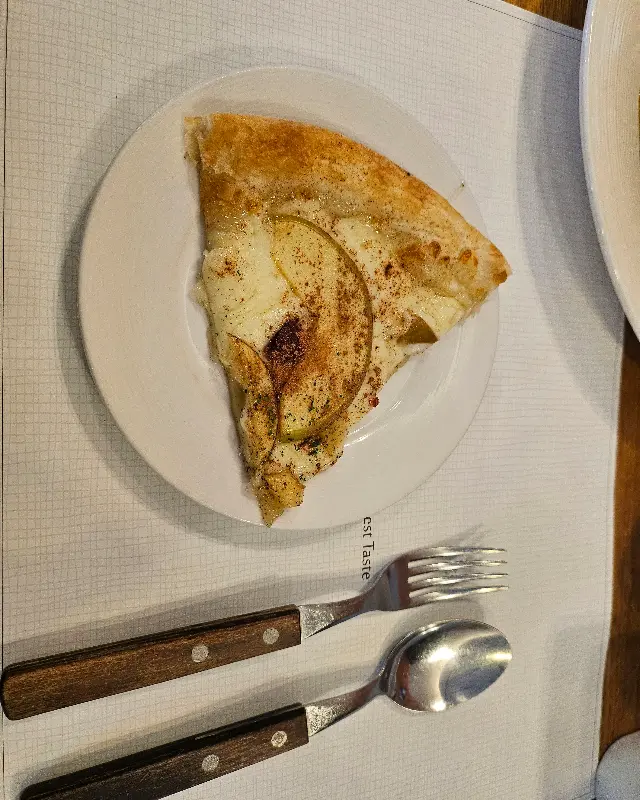 사과 피자 한 조각