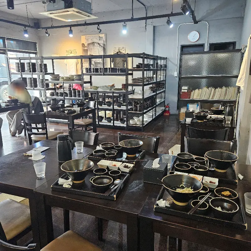 이주식탁 내부 인테리어