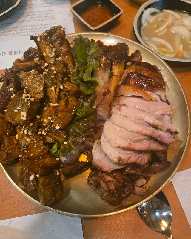 윤기가 흐르는 족발과 보쌈 반반 메뉴