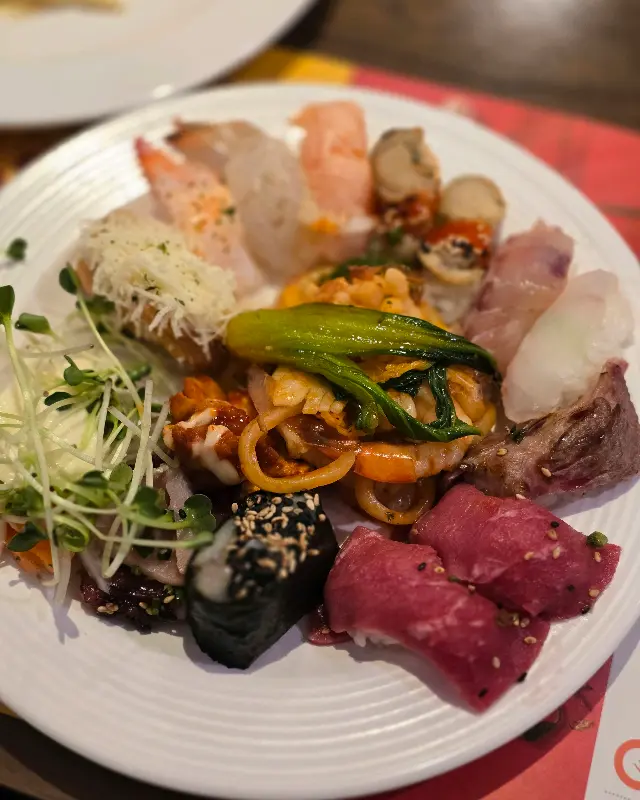 다양한 초밥과 샐러드가 담긴 접시