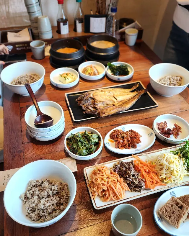 푸짐한 한 상 차림 전체 샷