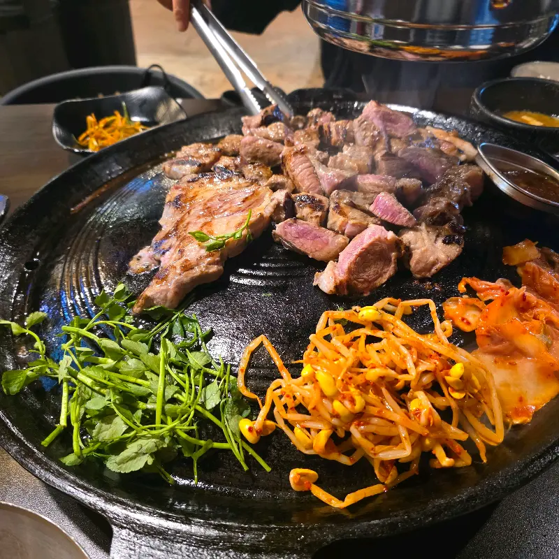 미나리와 함께 구워지는 삼겹살