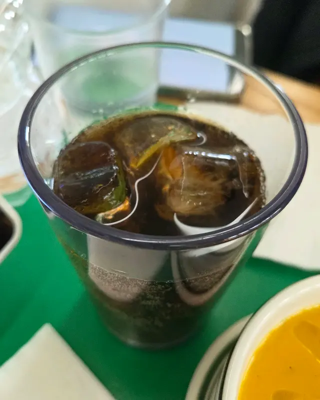 얼음이 동동 떠있는 콜라