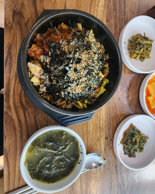 신선한 성게알이 듬뿍 올려진 성게알밥