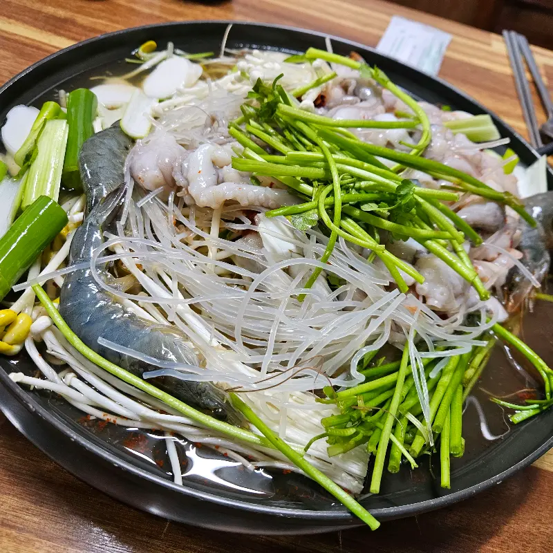 신선한 재료가 듬뿍 들어간 낙지 요리