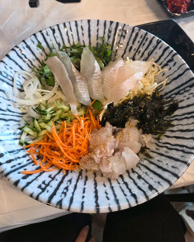 신선한 회와 야채가 듬뿍 담긴 회덮밥