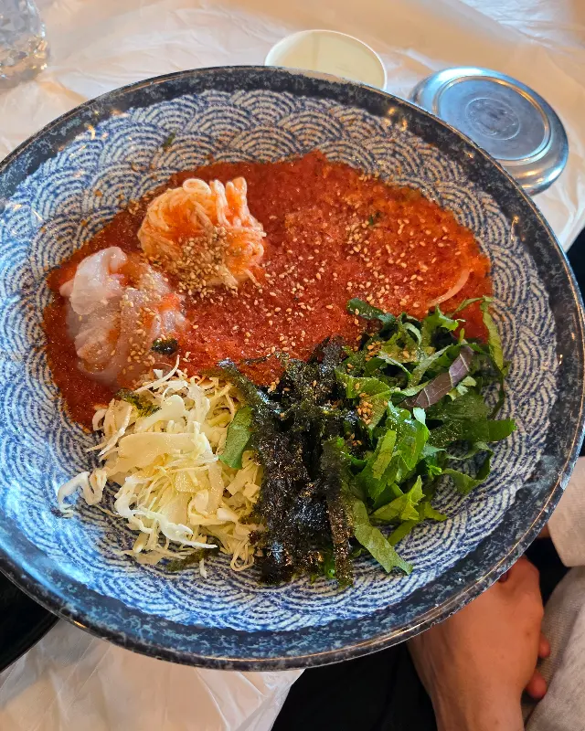 살얼음 육수가 돋보이는 시원한 물회