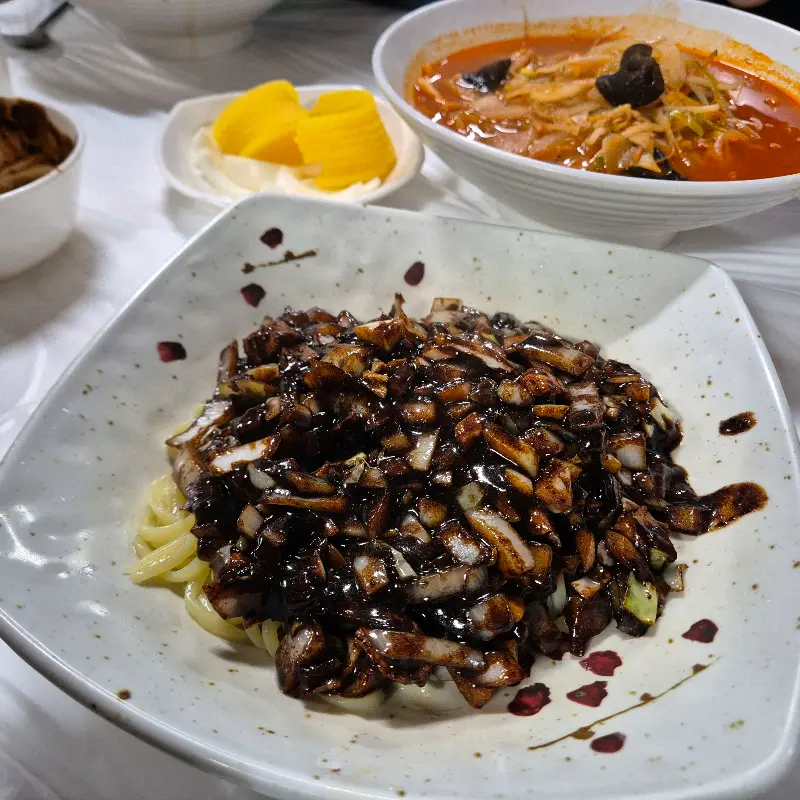 윤기가 자르르 흐르는 간짜장의 모습