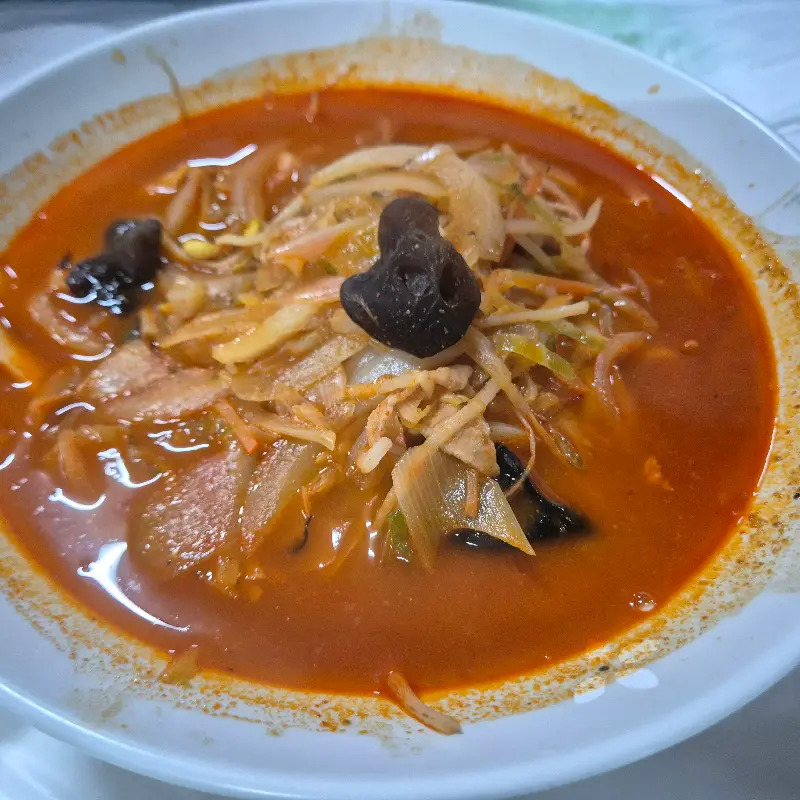 푸짐한 해산물이 인상적인 짬뽕의 클로즈업 샷