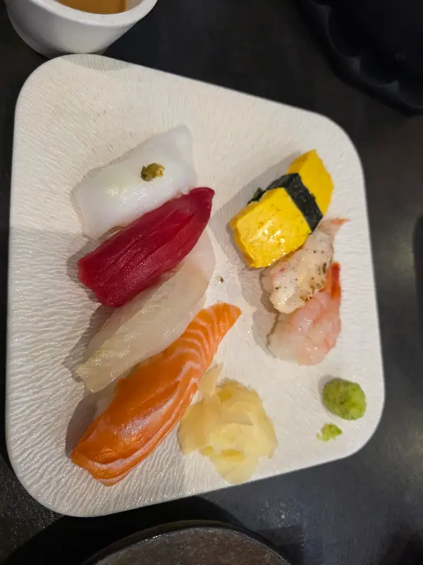 신선한 재료로 만든 스시 한 상